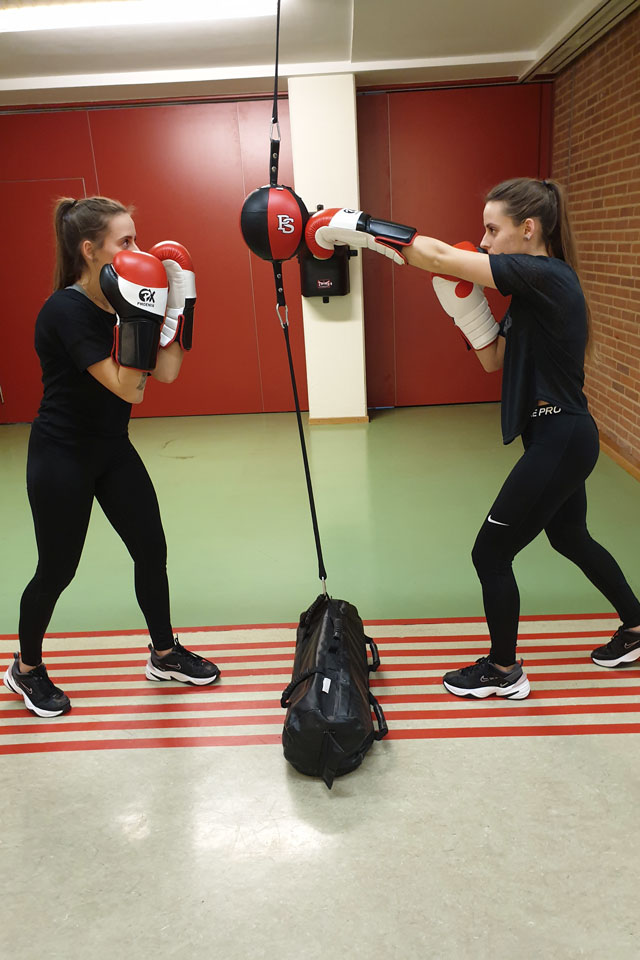 Zwei Frauen boxen